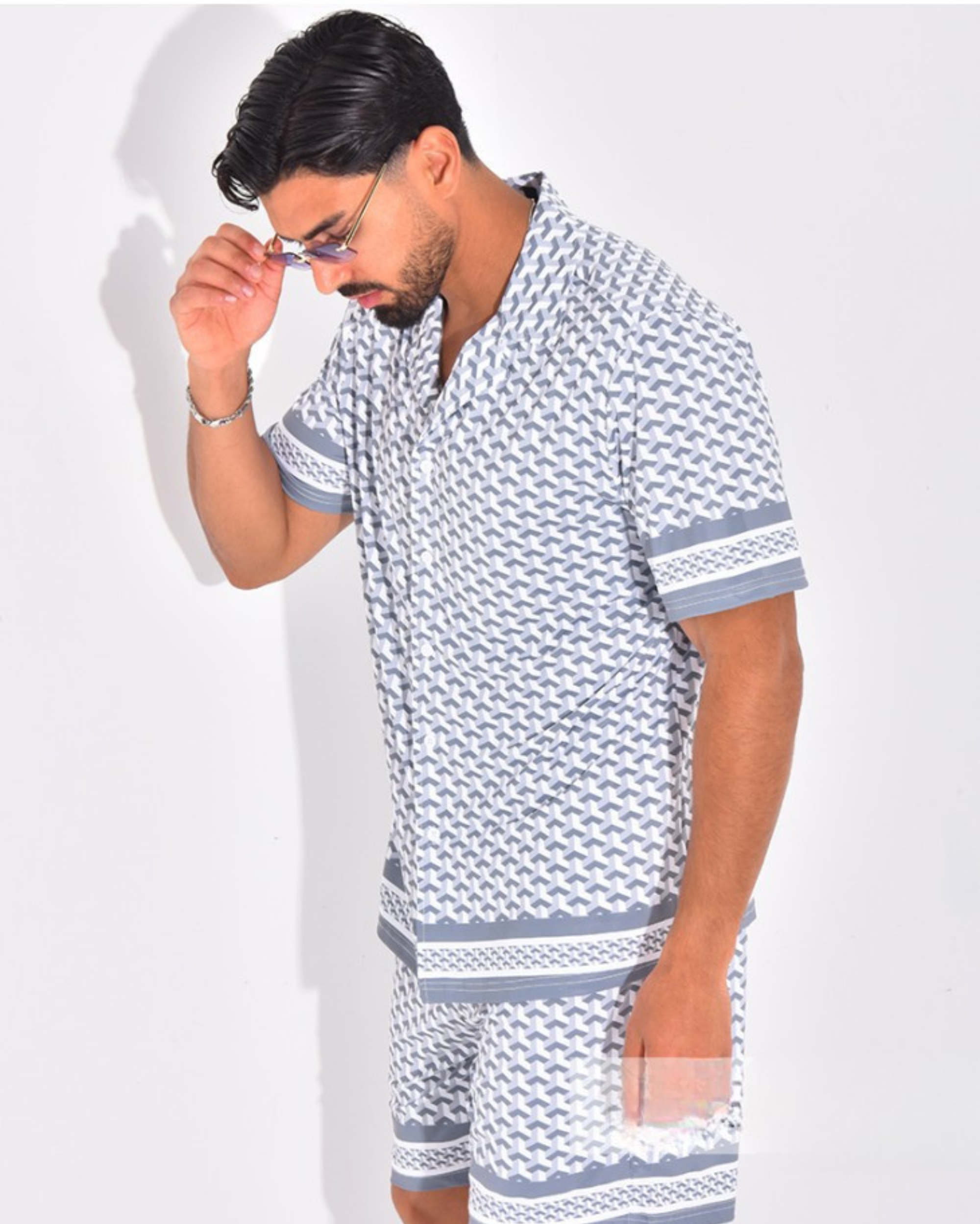 Ensemble short et chemise à motifs Gris
